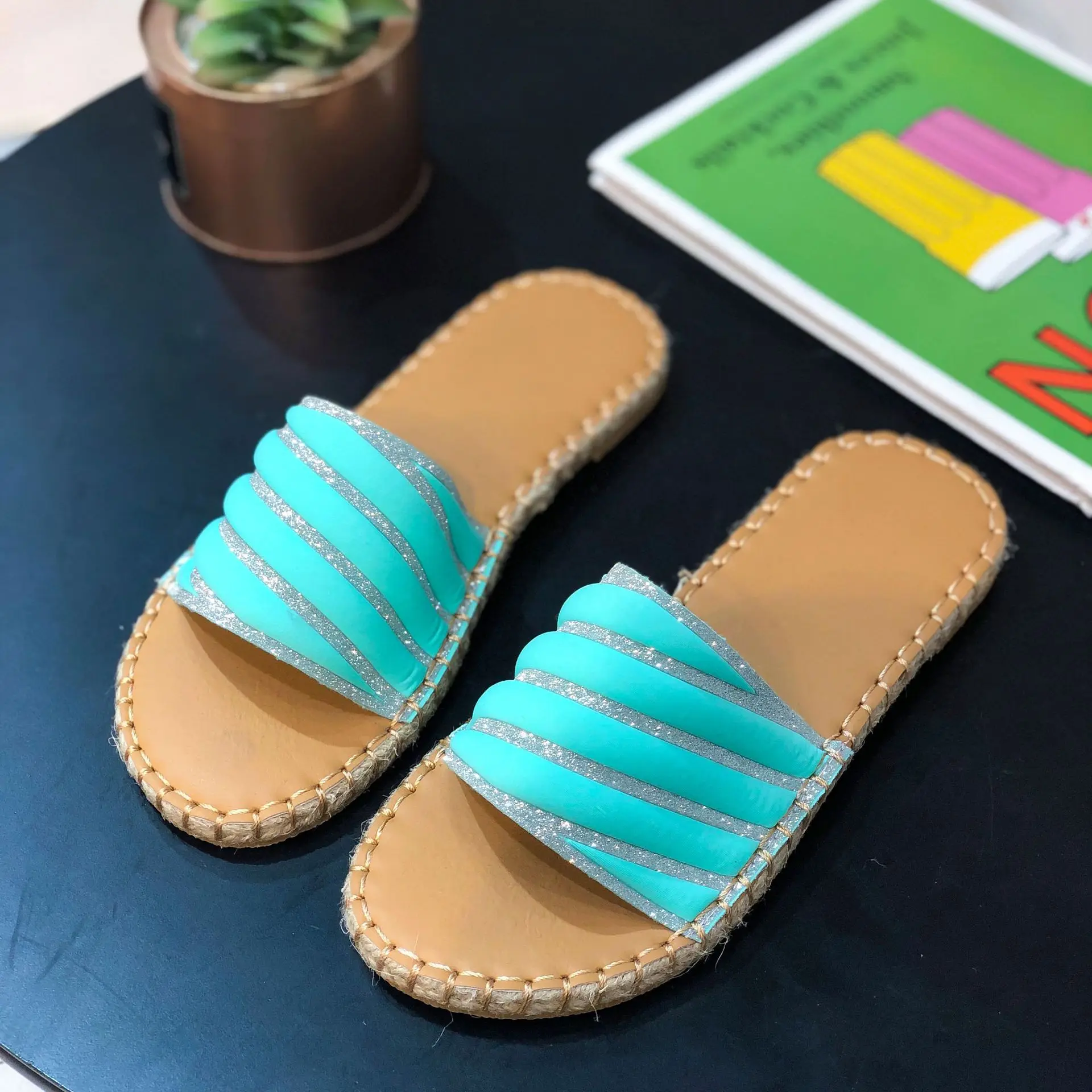 Summer New Women's Slippers Women's Flat Sandals One Line Women's Sandals Light and Comfortable Women's Casual Shoes Beach Shoes
Summer New Women's Slippers Women's Flat Sandals One Line Women's Sandals Light and Comfortable Women's Casual Shoes Beach Shoes