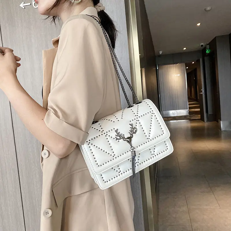 Bag women's new black versatile fashion One Shoulder Messenger Bag rivet tassel small square bag net red small crowd bag
Bag women's new black versatile fashion One Shoulder Messenger Bag rivet tassel small square bag net red small crowd bag
