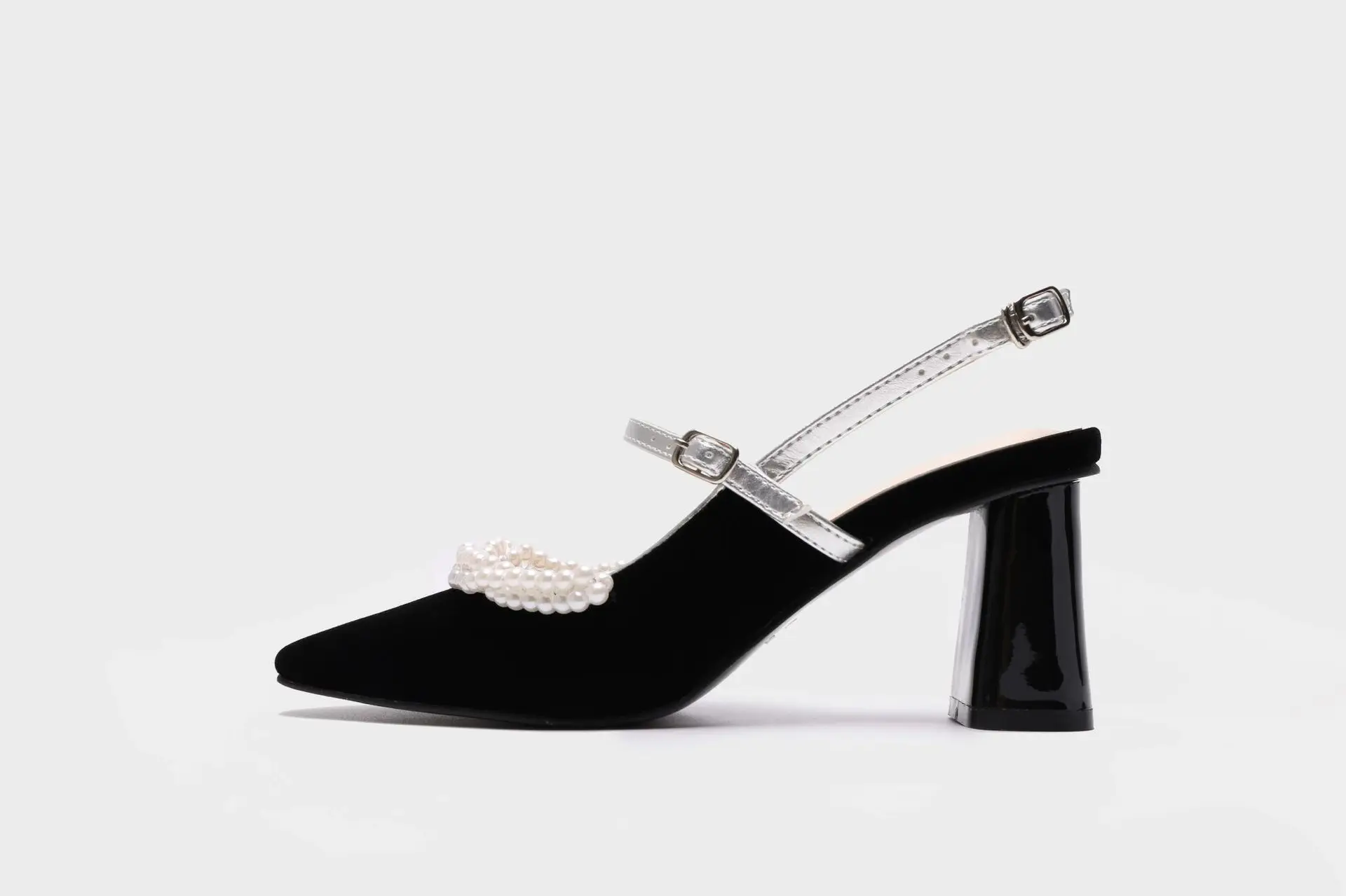 Vogue Spring and Summer Silk Velvet Single Shoes Thick Heel Toe Cap Roman Style Metal Decoration Retro Ladies Shoes
Vogue Spring and Summer Silk Velvet Single Shoes Thick Heel Toe Cap Roman Style Metal Decoration Retro Ladies Shoes