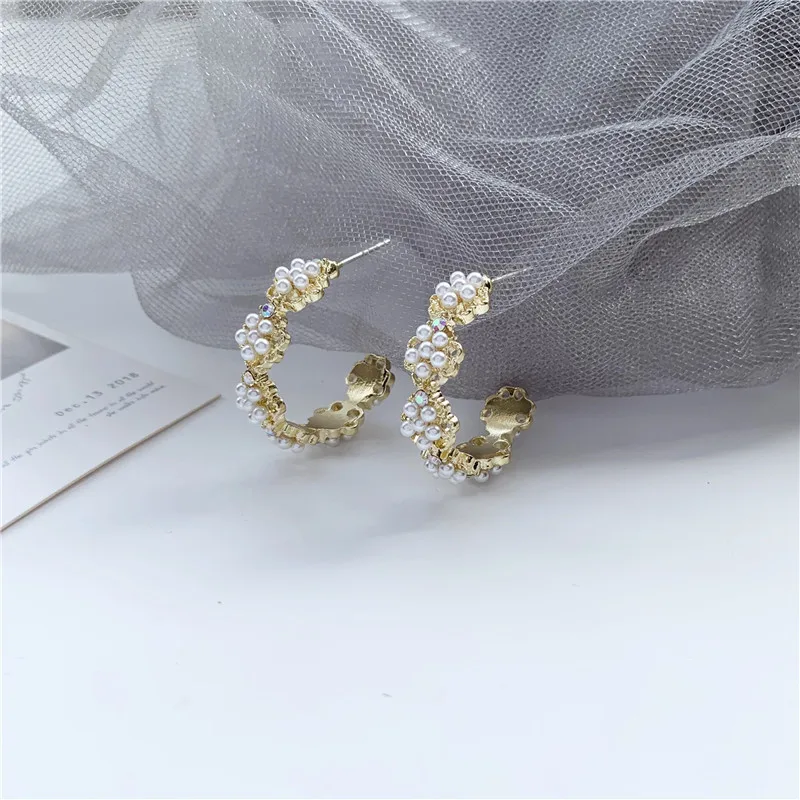 Серьги-кольца с искусственным жемчугом и цветами 
Серьги-кольца с искусственным жемчугом и цветами