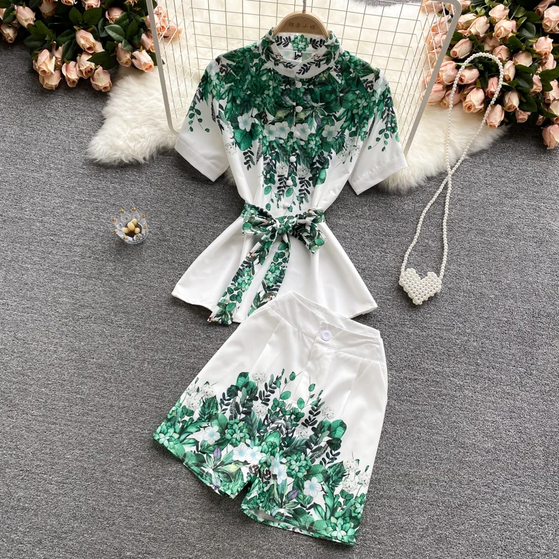 Europe Style 2021 Summer Women Short Sleeve Stand Collar Vintage Print Tops + Wide Leg Shorts Two Piece Set Female Suits Outfit
Europe Style 2021 Summer Women Short Sleeve Stand Collar Vintage Print Tops + Wide Leg Shorts Two Piece Set Female Suits Outfit