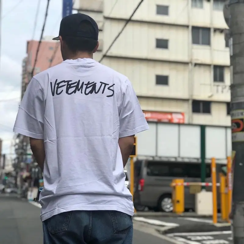 2020 Summer New Vetements Logo Printed T shirt Men Women Couples Hiphop Oversized Tees Basic T-Shirt Men 
2020 Summer New Vetements Logo Printed T shirt Men Women Couples Hiphop Oversized Tees Basic T-Shirt Men