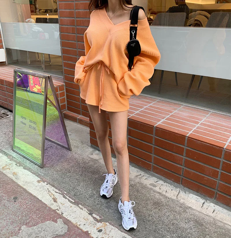 Summer Summer 2 Piece Set casual Loose V Neck Long Sleeve Ladies T Shirts +Stretch Waist Drawstring Shorts Fashion Suits
Summer Summer 2 Piece Set casual Loose V Neck Long Sleeve Ladies T Shirts +Stretch Waist Drawstring Shorts Fashion Suits