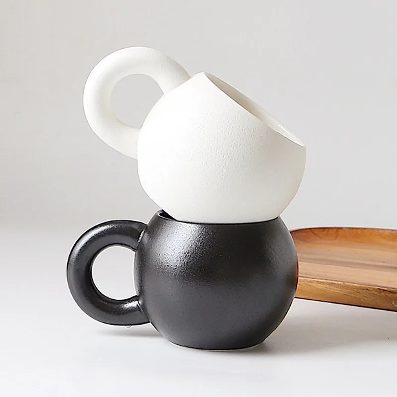 New Creative Black and White Ceramic Mugs With Unique Big Fat Handle 350ml Milk Cups Nordic Coffee Milk Water Tea Mug Cups
New Creative Black and White Ceramic Mugs With Unique Big Fat Handle 350ml Milk Cups Nordic Coffee Milk Water Tea Mug Cups