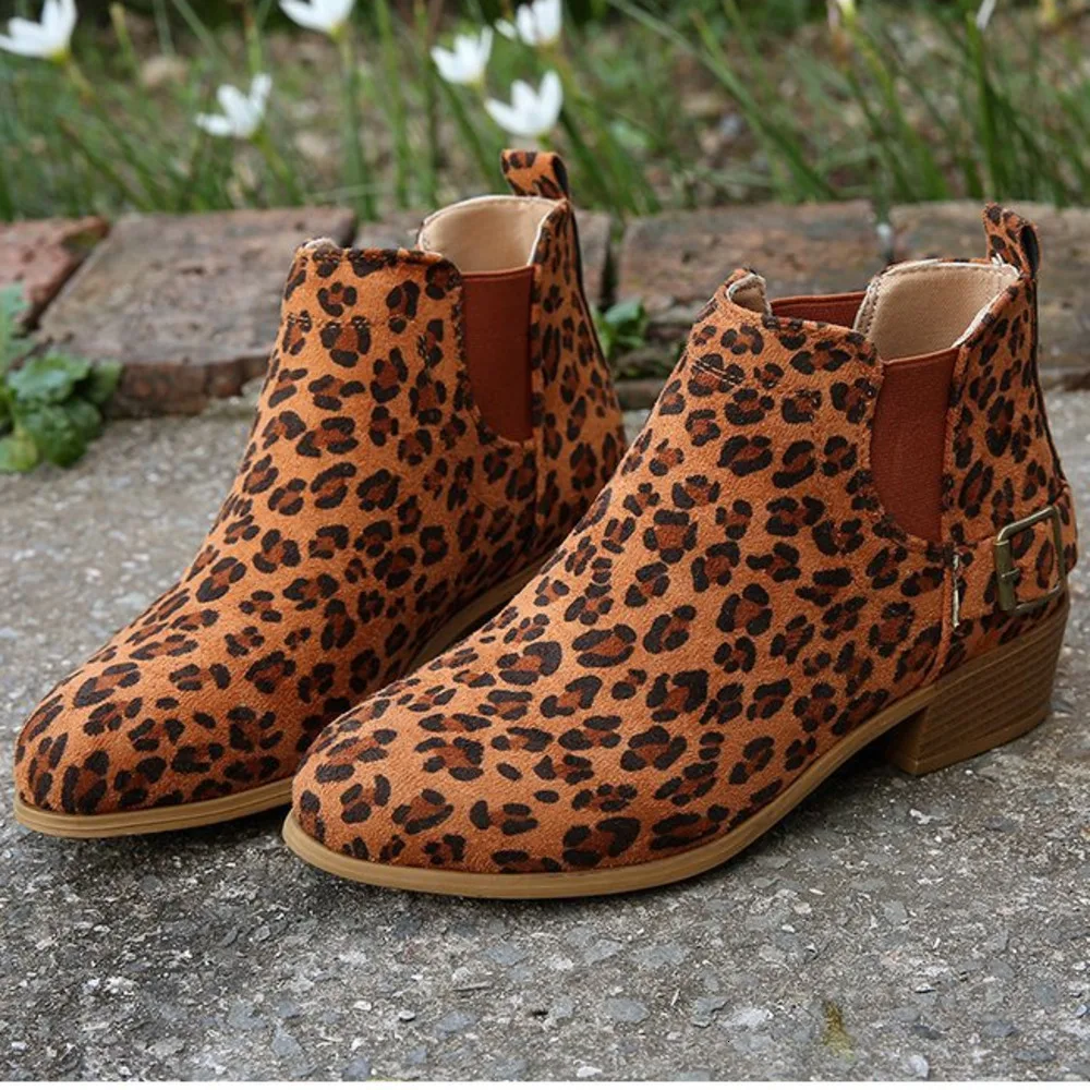 Женская обувь с леопардовым принтом замшевые ботильоны в стиле ретро коллекция