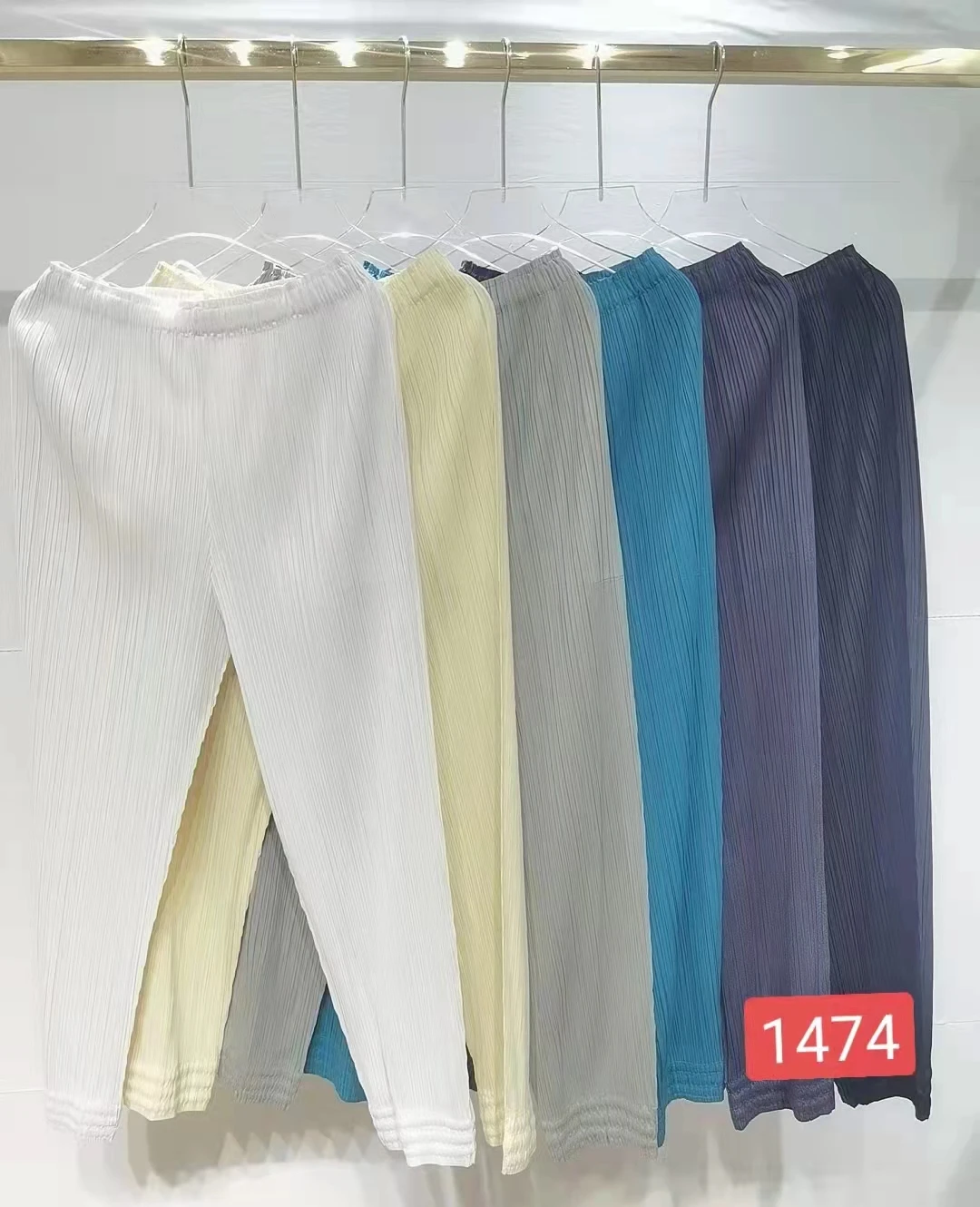 MIYAKE pleated cropped trousers casual all-match ultra-light fashion slim temperament elastic pants 1474
MIYAKE pleated cropped trousers casual all-match ultra-light fashion slim temperament elastic pants 1474