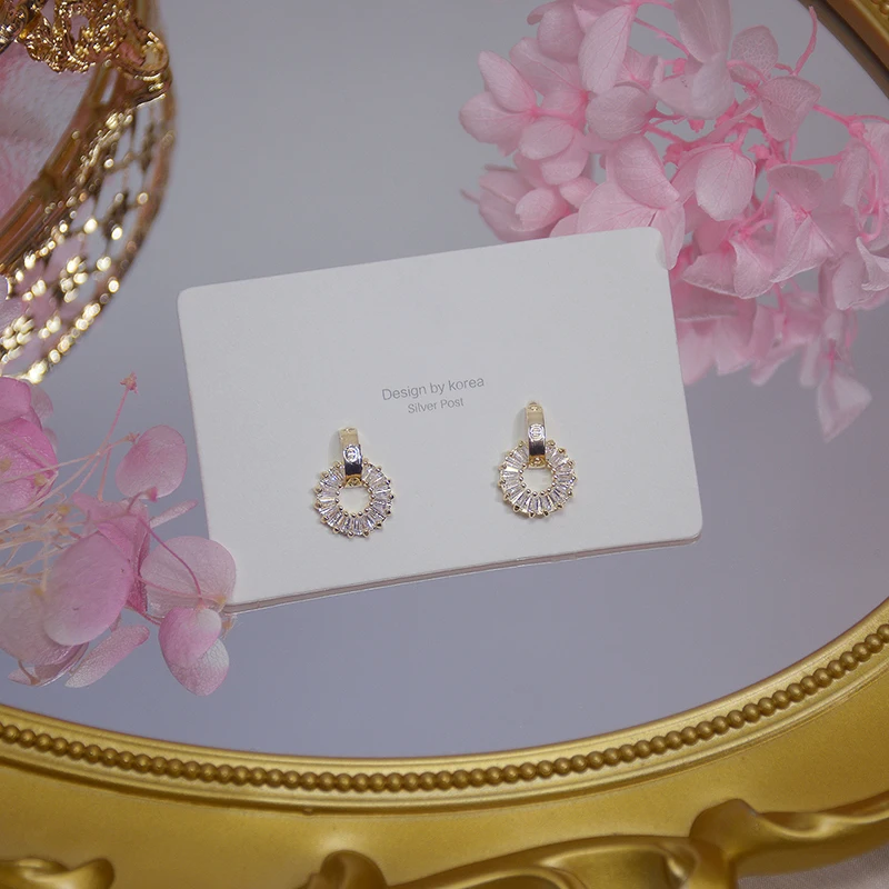 14k Real Gold Luxury Tiny CZ Earring Exquisite Round Zircon Anti-allergy Top Quality Stud Earring Circle Jewelry Pendant Gift
14k Real Gold Luxury Tiny CZ Earring Exquisite Round Zircon Anti-allergy Top Quality Stud Earring Circle Jewelry Pendant Gift