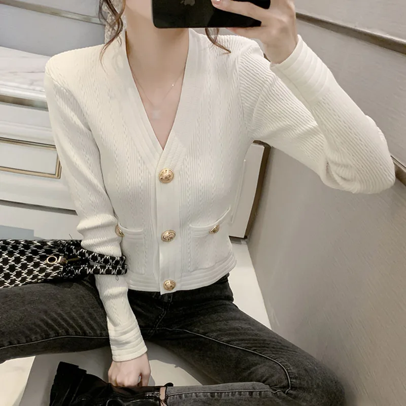 2021 new, too elegant ~ high end texture, huge custom gold button, hidden button texture, shoulder padded sweater cardigan
2021 new, too elegant ~ high end texture, huge custom gold button, hidden button texture, shoulder padded sweater cardigan