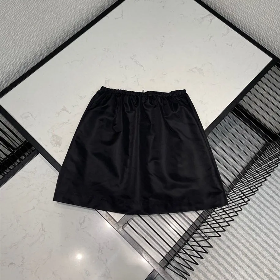 Women's 2021 early spring new black metal triangle A-shaped elastic high waist mid-length zipper skirt 
Women's 2021 early spring new black metal triangle A-shaped elastic high waist mid-length zipper skirt