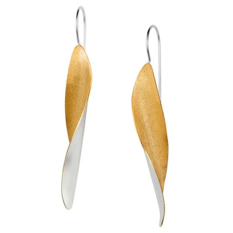 Two-tone Curve Long Leaf Earrings Metal Long Drop Silvertone and Goldtone Jewelry for Women Leaf-shaped Long Earrings 4*0.8cm
Two-tone Curve Long Leaf Earrings Metal Long Drop Silvertone and Goldtone Jewelry for Women Leaf-shaped Long Earrings 4*0.8cm