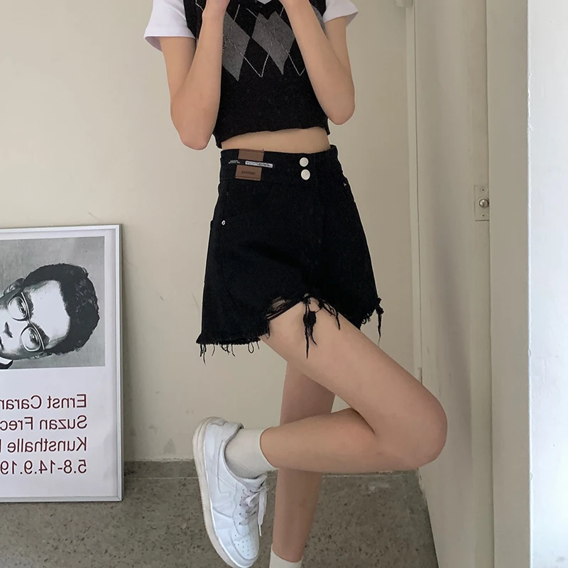 2130 Shorts summer 2021 new retro design sense of hole trousers raw edge super hot pants
2130 Shorts summer 2021 new retro design sense of hole trousers raw edge super hot pants