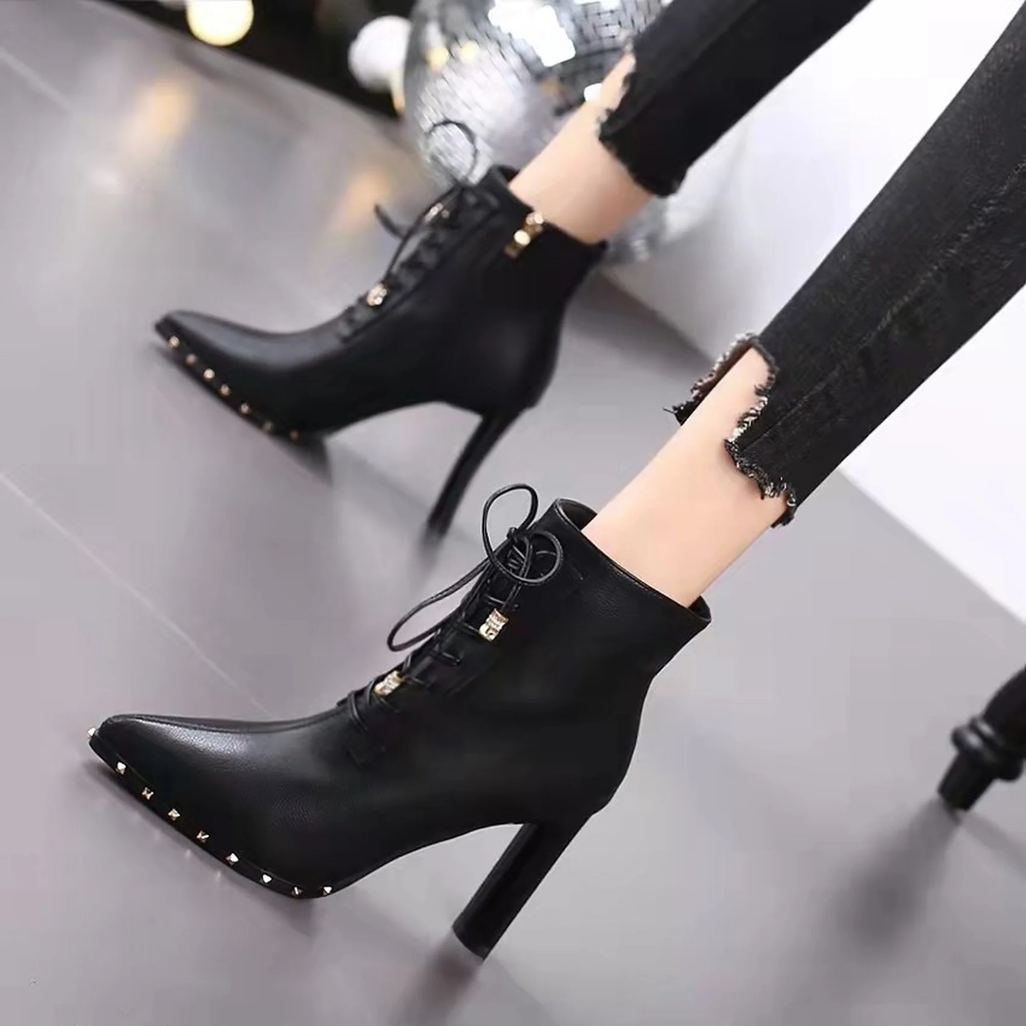 Women's pointed-toe lace-up rivet women's short boots for fall/winter 2021 versatile fashion stiletto heels Zapatillas Mujer
Women's pointed-toe lace-up rivet women's short boots for fall/winter 2021 versatile fashion stiletto heels Zapatillas Mujer