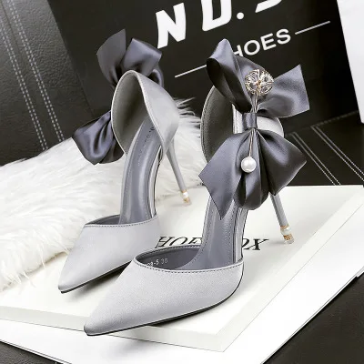 2019 pointed satin high heels bow sexy pearl sandals stiletto shallow mouth wedding shoes 
2019 pointed satin high heels bow sexy pearl sandals stiletto shallow mouth wedding shoes