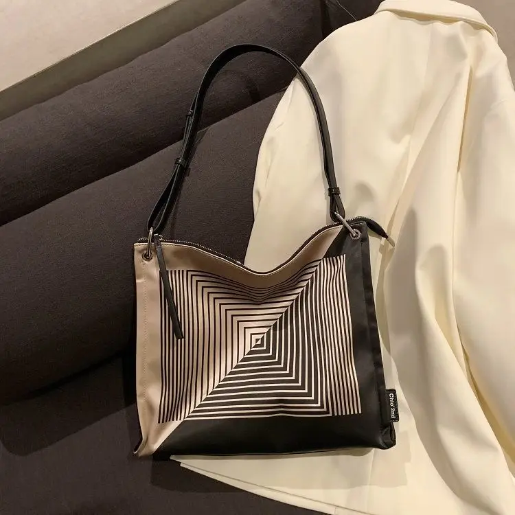 Women Bag Nylon Geometric Square High-Capacity Tote Bag Shoulder Bags Handbags Vintage Fashion Soft Designer Bags Luxury 
Women Bag Nylon Geometric Square High-Capacity Tote Bag Shoulder Bags Handbags Vintage Fashion Soft Designer Bags Luxury