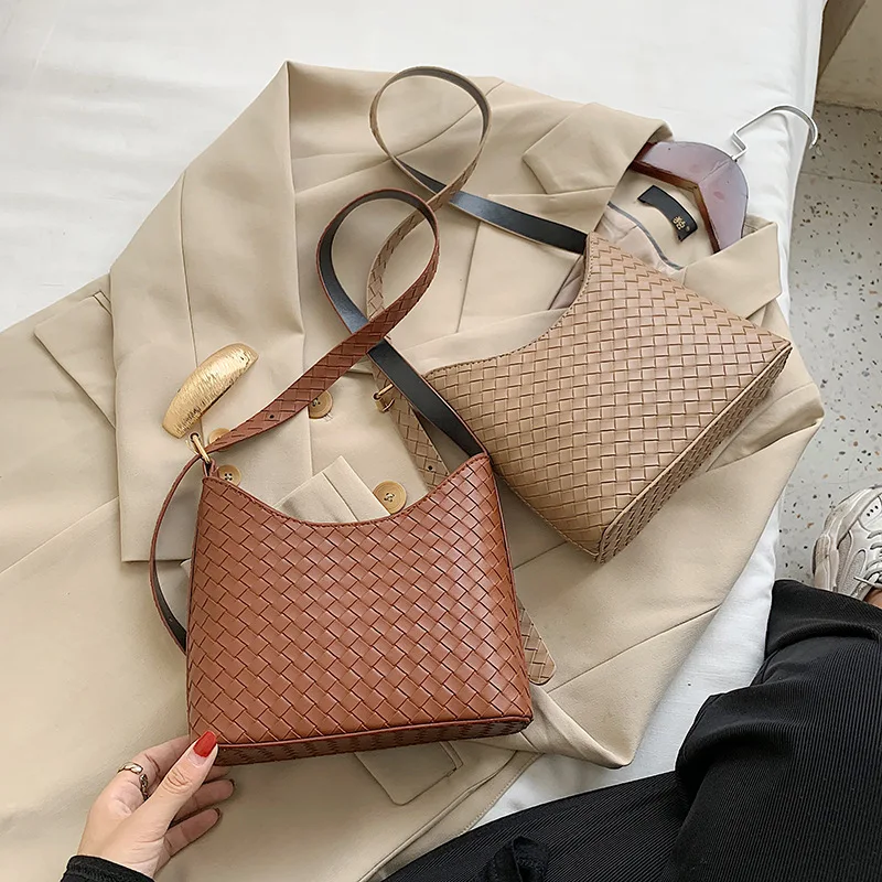 New 2021 Women's Bag Fashion Trend Woven Pouch Casual Messenger Shoulder Bag Female Popular Underarm Bags For Women
New 2021 Women's Bag Fashion Trend Woven Pouch Casual Messenger Shoulder Bag Female Popular Underarm Bags For Women