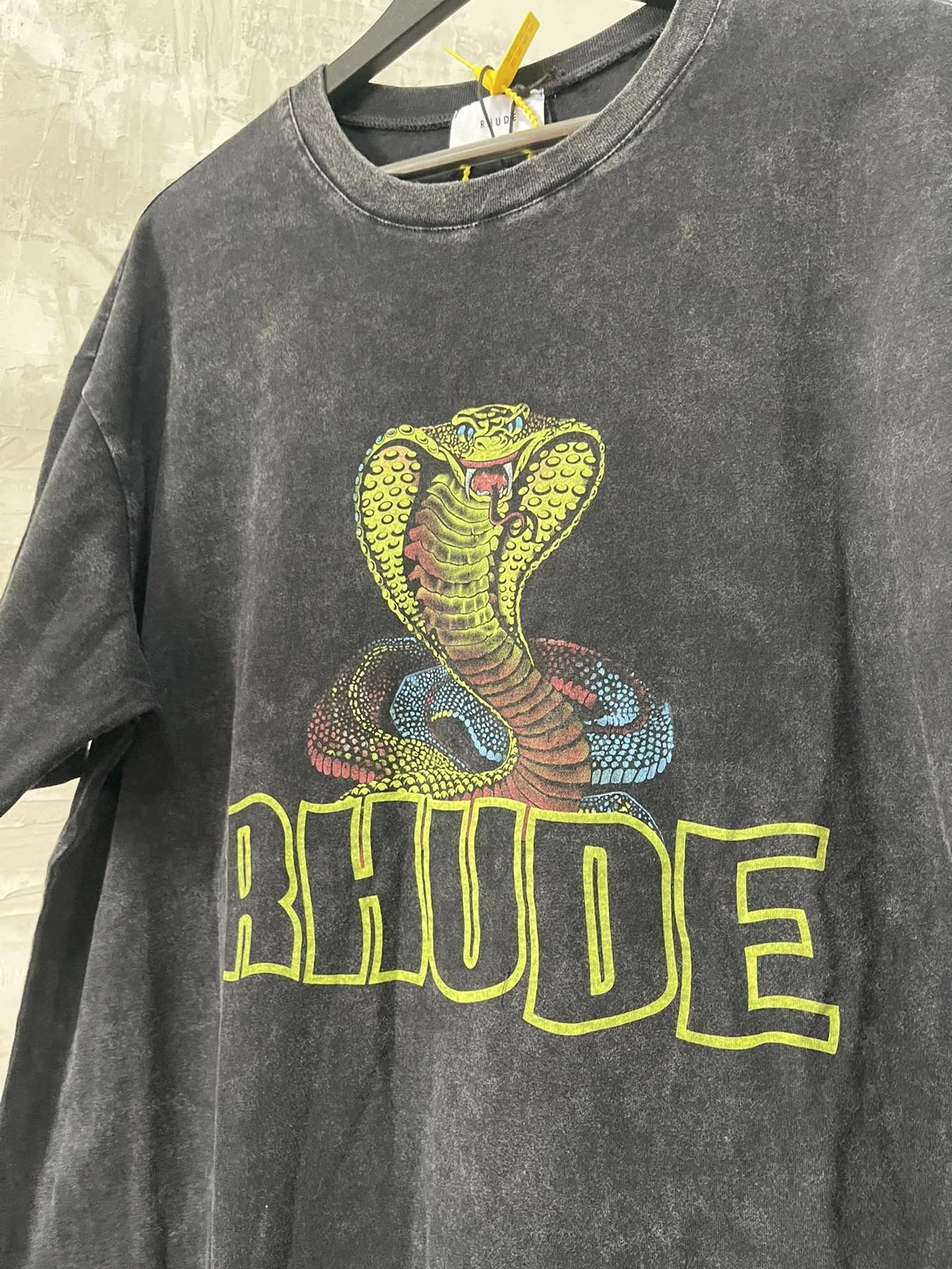 RHUDE Cobra Tee Men Women High Quality Golden Elapoid GRAPHIC Rhude T-shirt Oversize Tops Vintage 1:1 Short Sleeve
RHUDE Cobra Tee Men Women High Quality Golden Elapoid GRAPHIC Rhude T-shirt Oversize Tops Vintage 1:1 Short Sleeve
