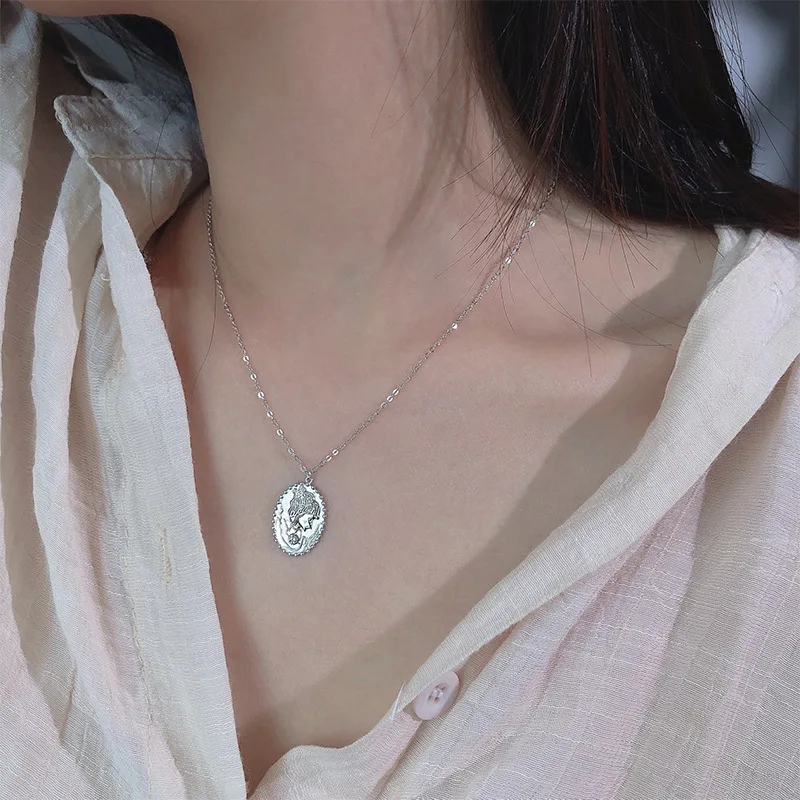 IHUES 925 Sterling Silver Coin Necklace Female Retro Personality Round Brand Clavicle Chain For Women Couple Punk Jewelry
IHUES 925 Sterling Silver Coin Necklace Female Retro Personality Round Brand Clavicle Chain For Women Couple Punk Jewelry