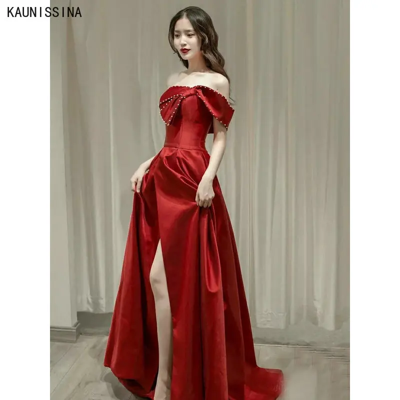 Женское атласное платье с открытыми плечами, без рукавов
Женское атласное платье с открытыми плечами, без рукавов