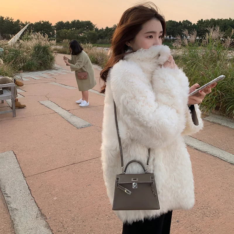 Women 2022 Autumn Winter Faux Fur Coats Female Teddy Bear Jacket Thick Warm Fake Fleece Jackets Ladies Fluffy Warm Overcoat I17
Women 2022 Autumn Winter Faux Fur Coats Female Teddy Bear Jacket Thick Warm Fake Fleece Jackets Ladies Fluffy Warm Overcoat I17