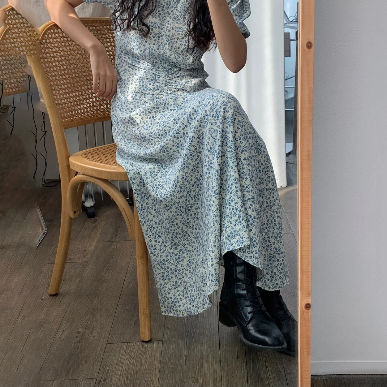 Korean Chic Summer Sweet Fresh Younger Floral Vintage Puff Sleeve Mid-Length Pleating V-neck Dress
Korean Chic Summer Sweet Fresh Younger Floral Vintage Puff Sleeve Mid-Length Pleating V-neck Dress