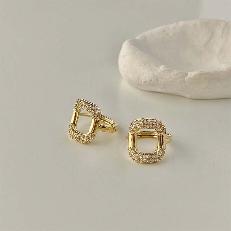 Delicate Hollow Square Shaped Hoop Earrings for Women Fashion CZ Stone Charms Earrings Hoops Femme Small Gold Earrings Statement
Delicate Hollow Square Shaped Hoop Earrings for Women Fashion CZ Stone Charms Earrings Hoops Femme Small Gold Earrings Statement