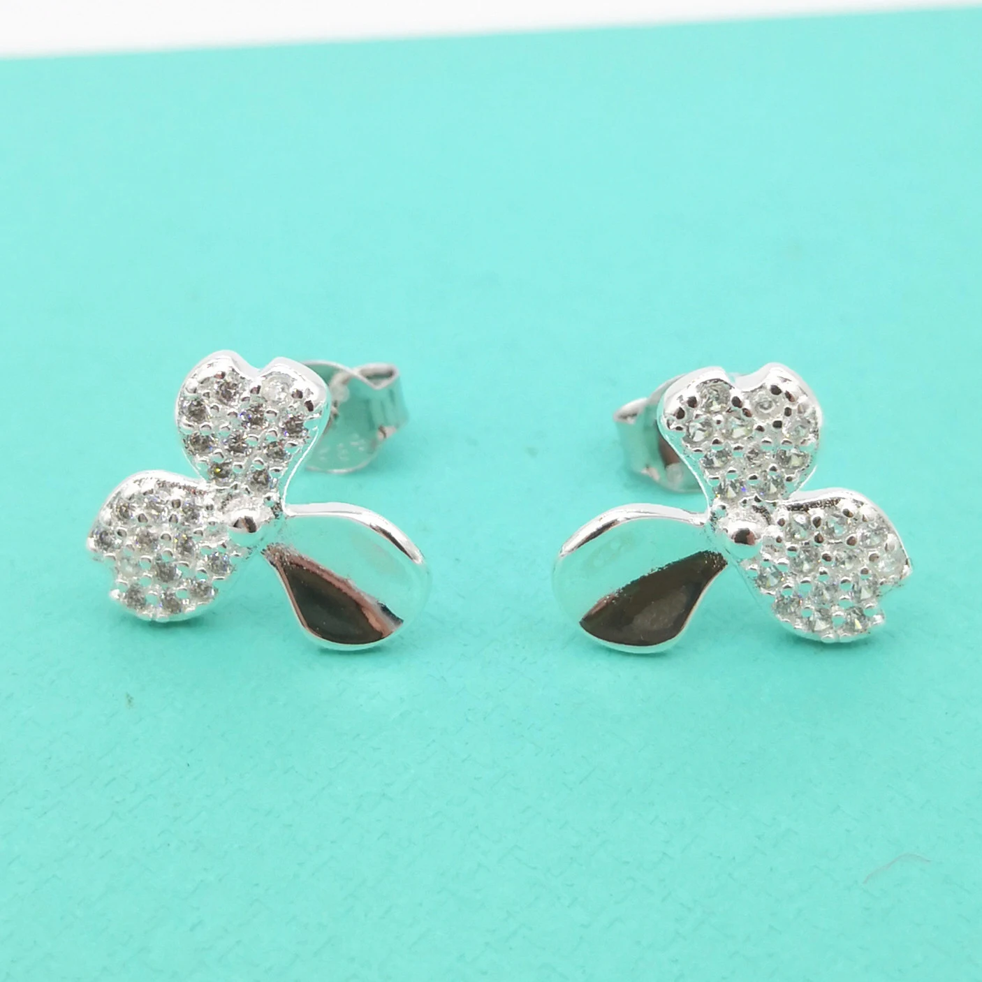 Women's S925 Sterling Silver Classic Gold Rose Gold Flower with Zircon Ear Studs
Women's S925 Sterling Silver Classic Gold Rose Gold Flower with Zircon Ear Studs