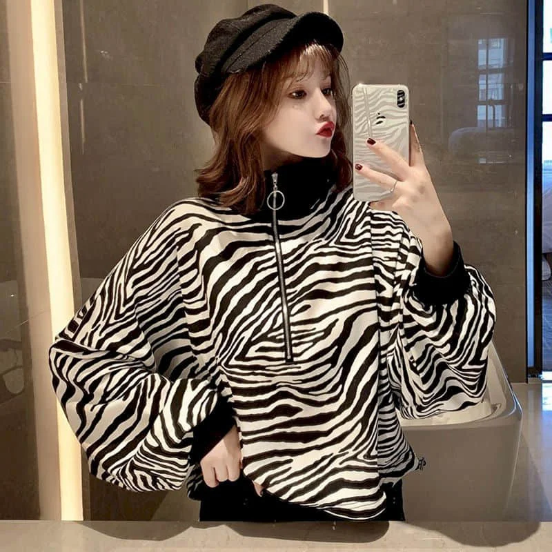 2021 Autumn New Retro Cotton Zebra Print T-shirt Female Loose Korean Zipper Stand Collar Pullover Coat Gothic Women Fashion Tops
2021 Autumn New Retro Cotton Zebra Print T-shirt Female Loose Korean Zipper Stand Collar Pullover Coat Gothic Women Fashion Tops