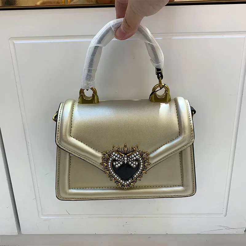 New luxury design handbags ladies one-shoulder messenger bag retro carved metal chain luxury pearl buckle bag
New luxury design handbags ladies one-shoulder messenger bag retro carved metal chain luxury pearl buckle bag
