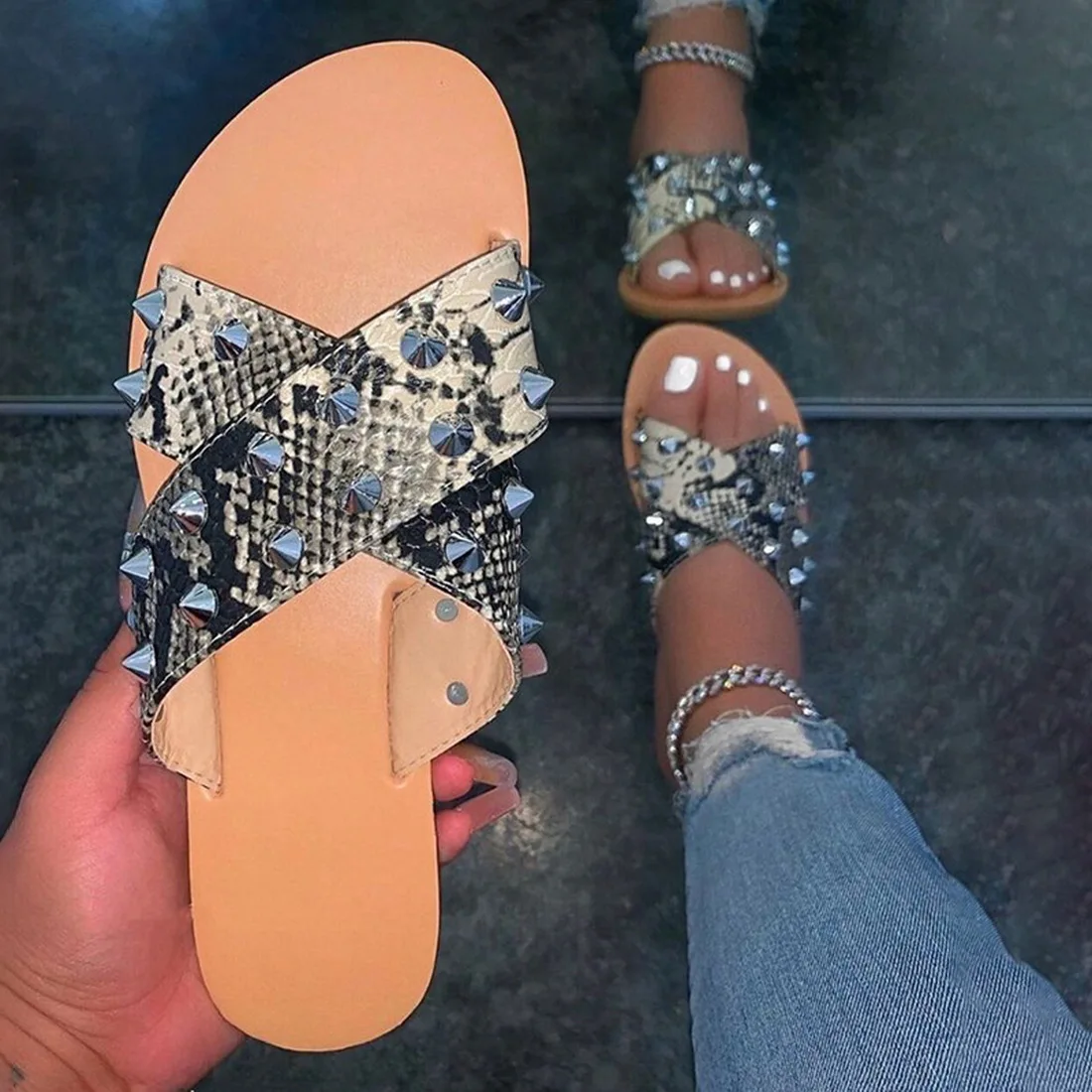 2021 Fashion Women Sandals Summer Rivet Slippers Open Toe Sandals Ankle-Strap Outdoor Flats Beach Shoes Sandalias Plus Size 43
2021 Fashion Women Sandals Summer Rivet Slippers Open Toe Sandals Ankle-Strap Outdoor Flats Beach Shoes Sandalias Plus Size 43