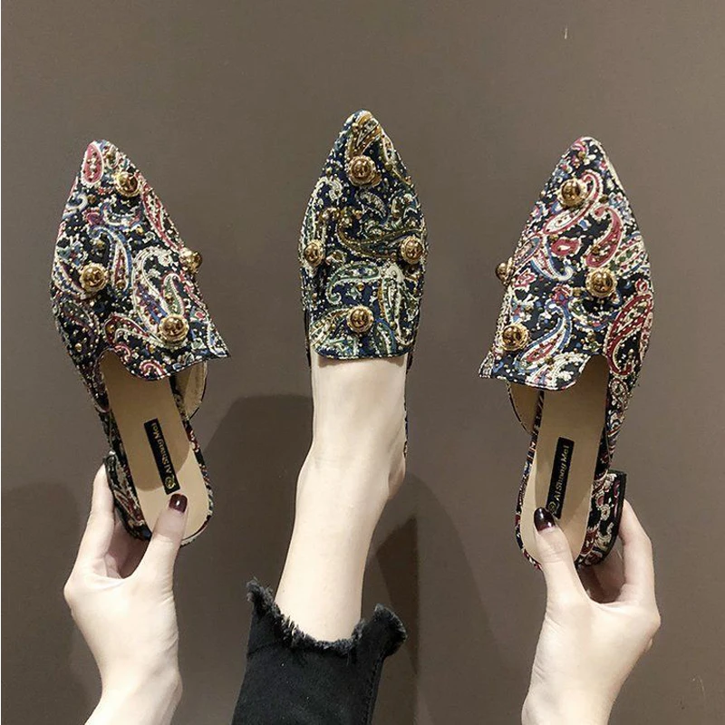 2020 Brand Designer Women Slippers Slip On Mules Low Heel Casual Shoes British Crystal Slides Ponited Toe Heels Summer Footwear
2020 Brand Designer Women Slippers Slip On Mules Low Heel Casual Shoes British Crystal Slides Ponited Toe Heels Summer Footwear