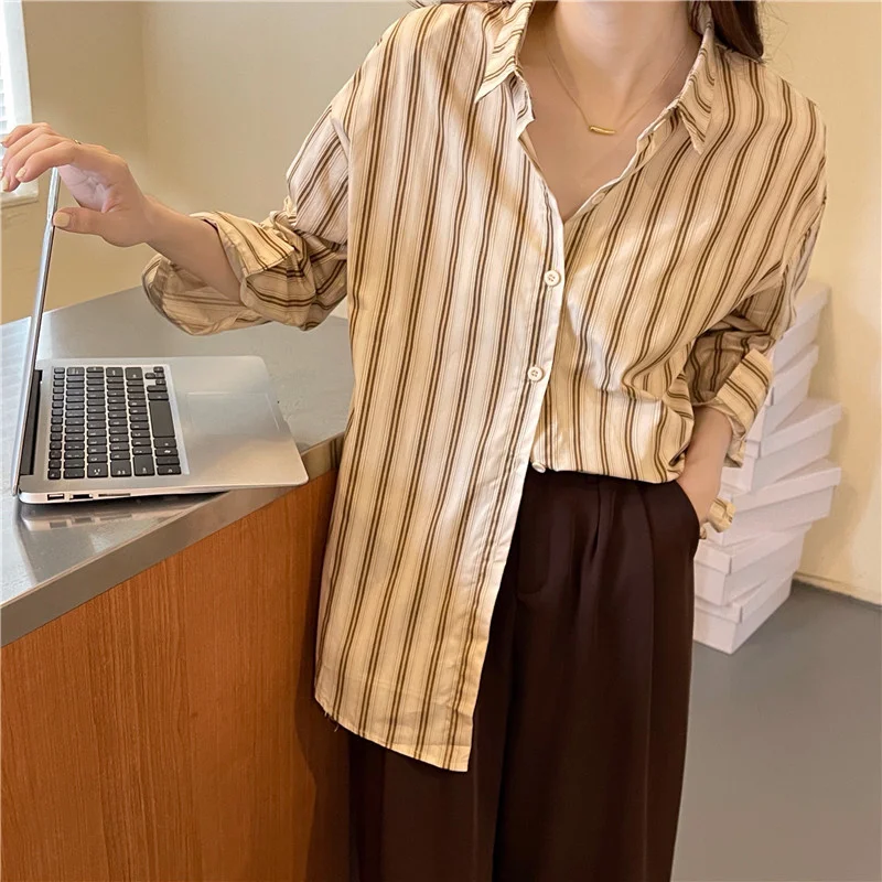 Temperament stripe shirt female design sense of spring and autumn 2021 new French Chic long sleeve
Temperament stripe shirt female design sense of spring and autumn 2021 new French Chic long sleeve