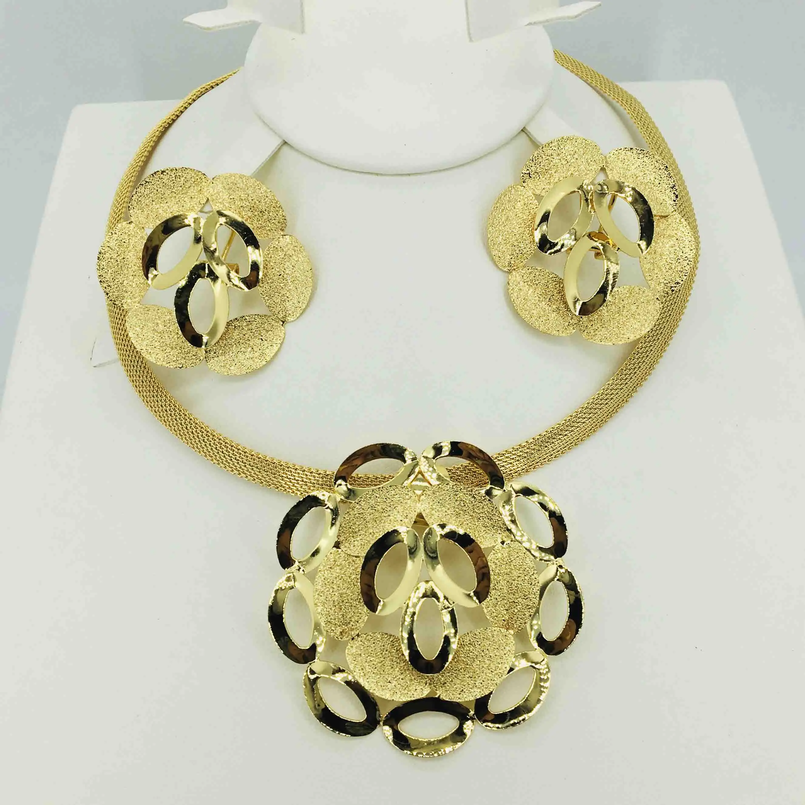 Комплект свадебных ювелирных изделий, из ожерелья и серег золотого цвета, в стиле Дубай, Африки, Нигерии, Африки
Комплект свадебных ювелирных изделий, из ожерелья и серег золотого цвета, в стиле Дубай, Африки, Нигерии, Африки