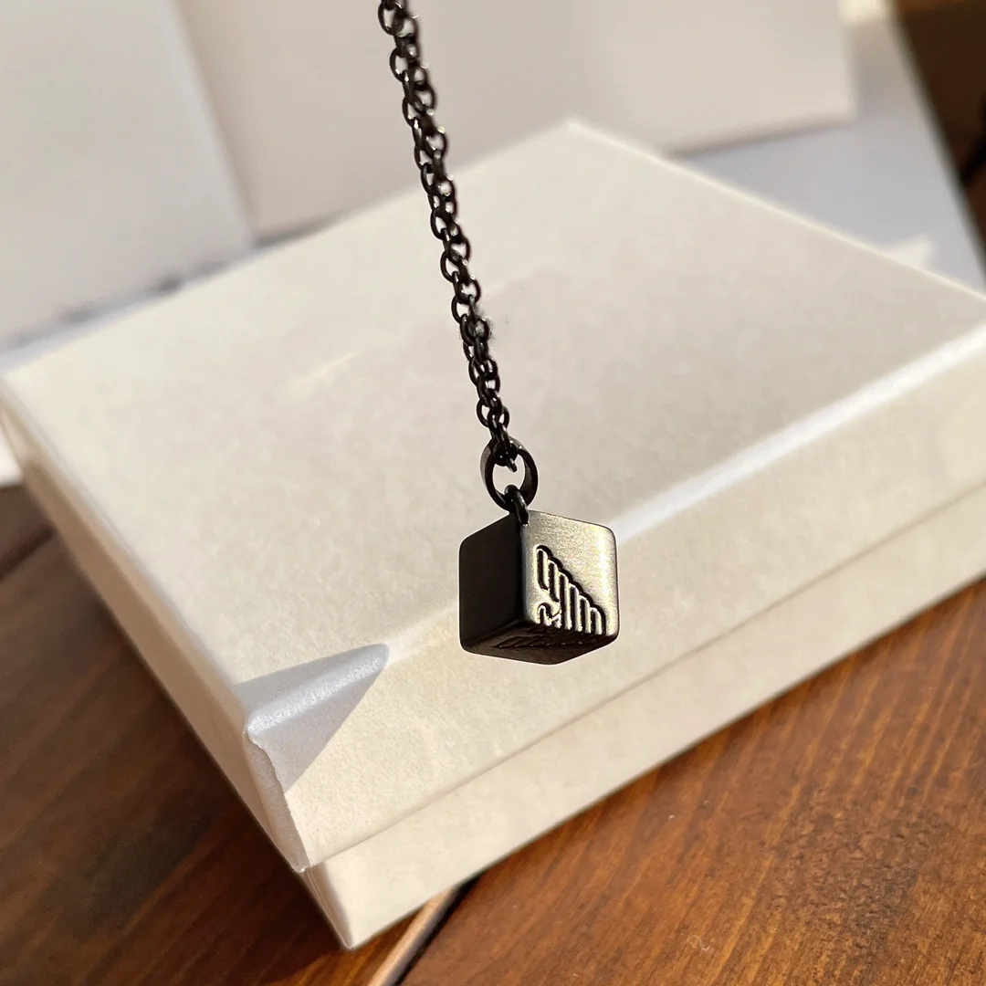 Кулон из нержавеющей стали с цепочкой-крестом
Кулон из нержавеющей стали с цепочкой-крестом