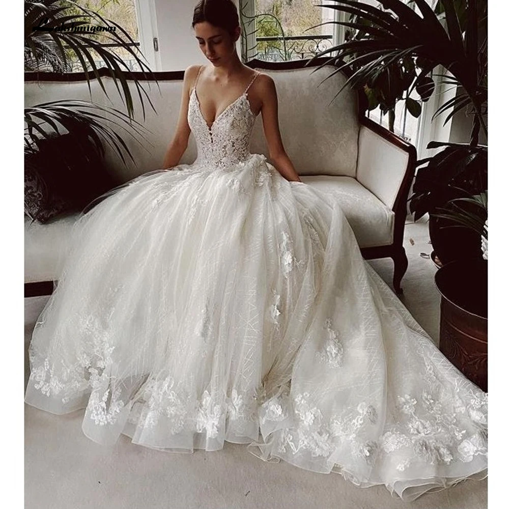Elegant Tulle Lace V-Neck Spaghetti Straps Floor-Length A-line Wedding Dress Court Train Custom Made Gelinlik 2022 
Elegant Tulle Lace V-Neck Spaghetti Straps Floor-Length A-line Wedding Dress Court Train Custom Made Gelinlik 2022