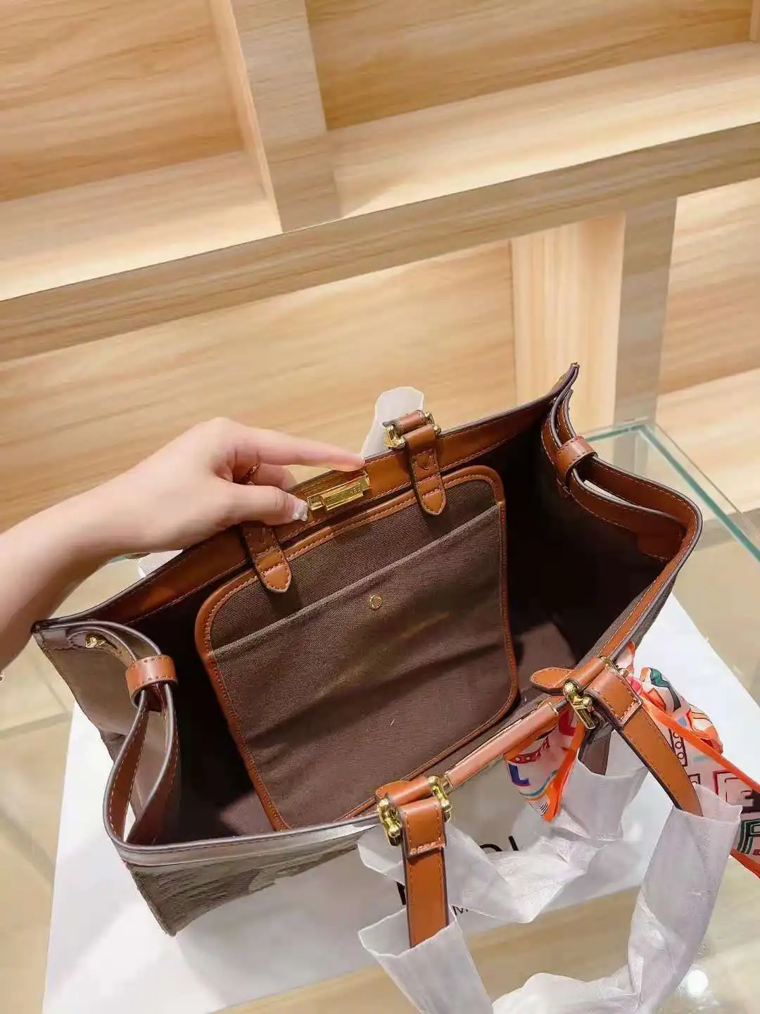 Designer classic fashion canvas color F logo printing classic lock button ladies handbag shoulder bag tote bag shopping bag
Designer classic fashion canvas color F logo printing classic lock button ladies handbag shoulder bag tote bag shopping bag