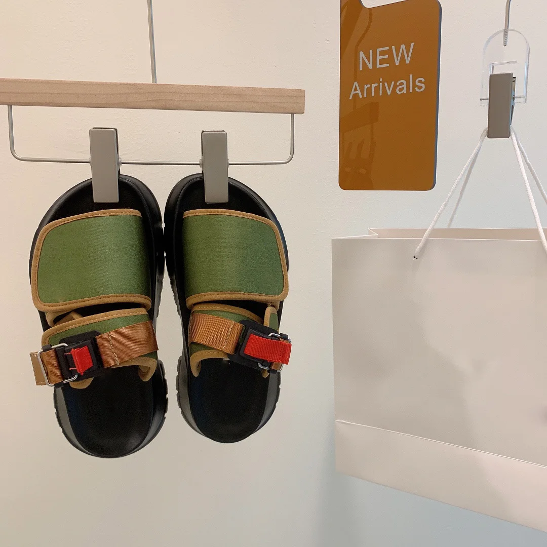 Sponge cake thick-soled slippers women’s summer wear increase the new green velcro one-word sandals beach shoes
Sponge cake thick-soled slippers women’s summer wear increase the new green velcro one-word sandals beach shoes