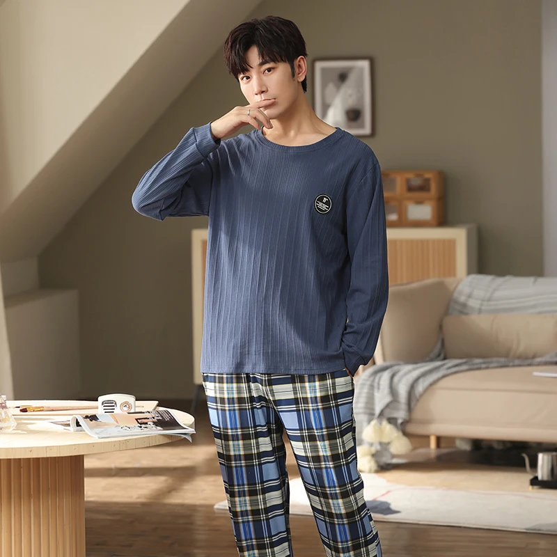 Пижамный комплект мужской из топа с длинным рукавом и брюк в клетку 
Пижамный комплект мужской из топа с длинным рукавом и брюк в клетку