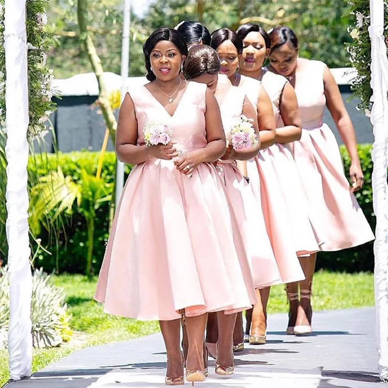 Plus Size Garden Bridesmaid Dresses V Neck Sleeveless Wedding Guest Wear Ruched Satin Tea Length Short Special Party Gowns
Plus Size Garden Bridesmaid Dresses V Neck Sleeveless Wedding Guest Wear Ruched Satin Tea Length Short Special Party Gowns