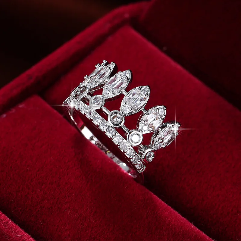 Женское посеребренное кольцо в форме короны с инкрустацией из циркония