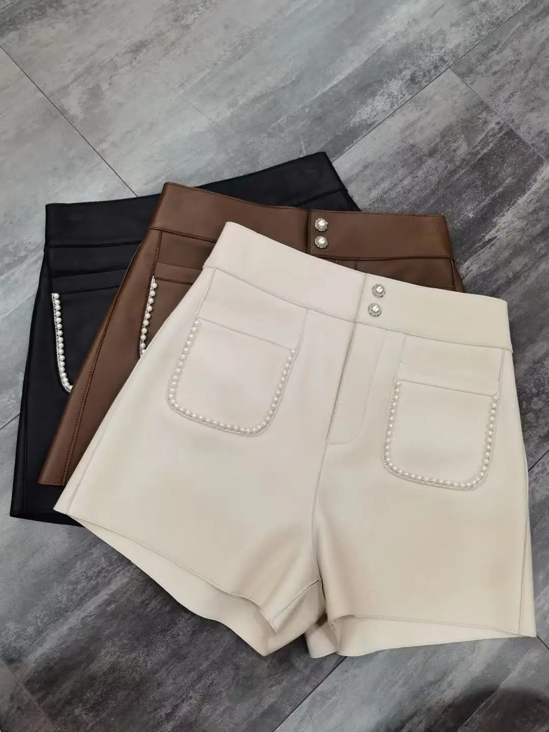 Runway Streetwear Women Real Leather Mini Shorts 2021 Winter Fashion Sexy High Waist Pearl Buttons Shorts
Runway Streetwear Women Real Leather Mini Shorts 2021 Winter Fashion Sexy High Waist Pearl Buttons Shorts