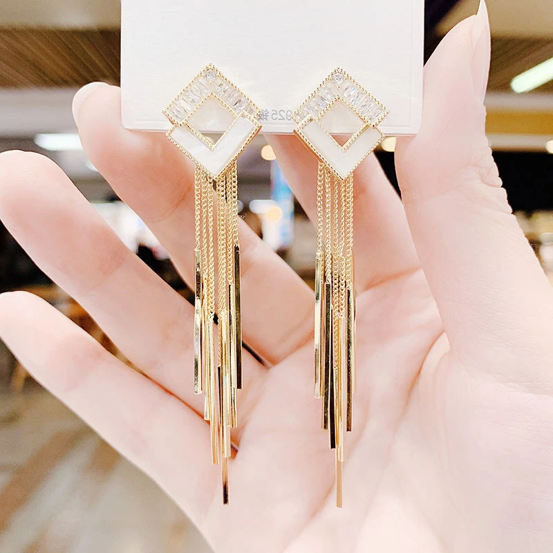 New Korean Zircon Long Tassel Earrings for Women 2021 Fashion Jewelry White Gold Geometric Drop Dangle Wedding Female Earrings 
New Korean Zircon Long Tassel Earrings for Women 2021 Fashion Jewelry White Gold Geometric Drop Dangle Wedding Female Earrings