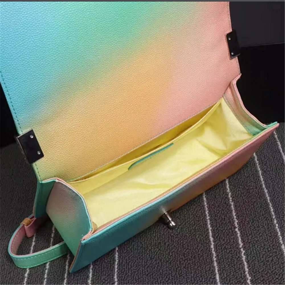 2021 new luxury leather leather rendering fashion rhombus solid color ladies one-shoulder portable diagonal bag
2021 new luxury leather leather rendering fashion rhombus solid color ladies one-shoulder portable diagonal bag
