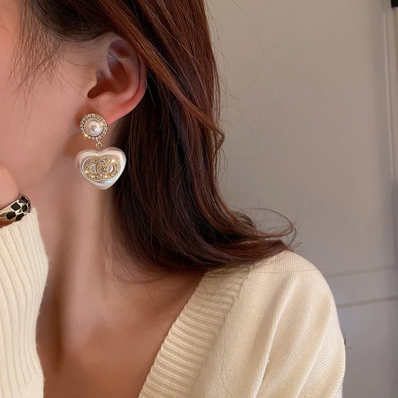 CARLIDANA 2022 Vintage White Shell Pearl Charm Earrings Luxury Crystal Double Ring Heart Drop Earrings Luxury Designer Jewelry 
CARLIDANA 2022 Vintage White Shell Pearl Charm Earrings Luxury Crystal Double Ring Heart Drop Earrings Luxury Designer Jewelry