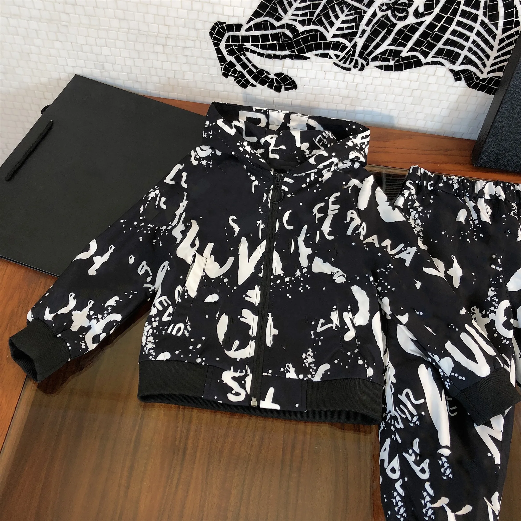 High-end children's clothing 2021 boy jacket autumn and winter new children's western style suit pants and jacket suit pants
High-end children's clothing 2021 boy jacket autumn and winter new children's western style suit pants and jacket suit pants