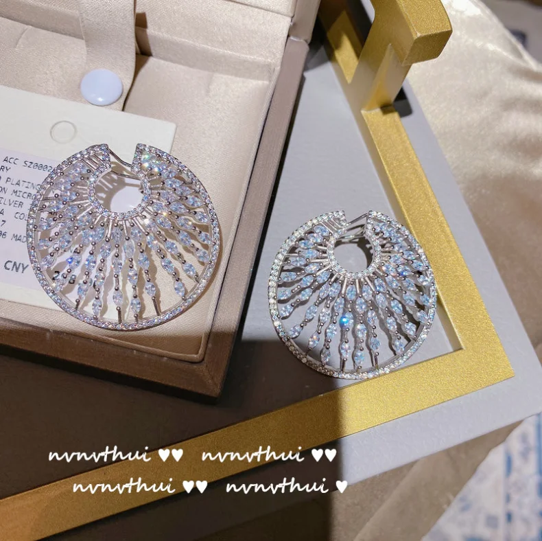 Bright luminous drop gem earrings lace honeycomb drop zircon full zircon flower plate earrings
Bright luminous drop gem earrings lace honeycomb drop zircon full zircon flower plate earrings