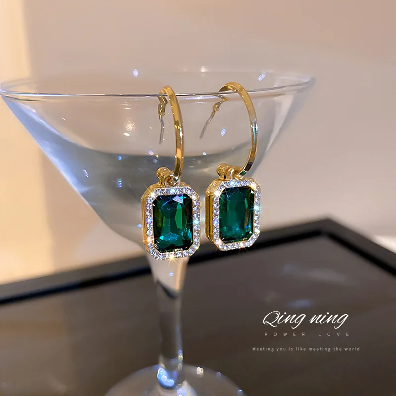 925 Silver Needle Korean East Gate Fashion Personality Diamond Inlaid Square Emerald Temperament Design Earrings
925 Silver Needle Korean East Gate Fashion Personality Diamond Inlaid Square Emerald Temperament Design Earrings