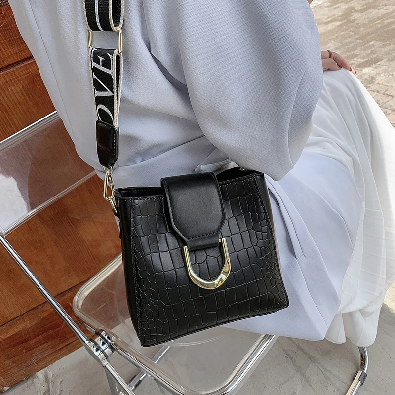 2021 New Elegant Chic Handbag Crocodile Pattern PU Leather Women's Bucket Shoulder Bag Width Strap Ladies Crossbody Bag
2021 New Elegant Chic Handbag Crocodile Pattern PU Leather Women's Bucket Shoulder Bag Width Strap Ladies Crossbody Bag