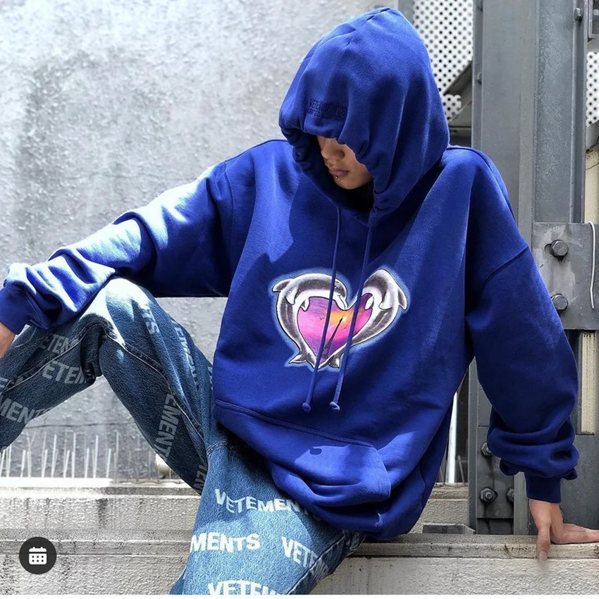 VETEMENTS Hoodies Men Women Pink VETEMENTS Dolphins Heart Hoodie Hooded Tonal Logo Embroidered Sweatshirts VTM Pullovers
VETEMENTS Hoodies Men Women Pink VETEMENTS Dolphins Heart Hoodie Hooded Tonal Logo Embroidered Sweatshirts VTM Pullovers