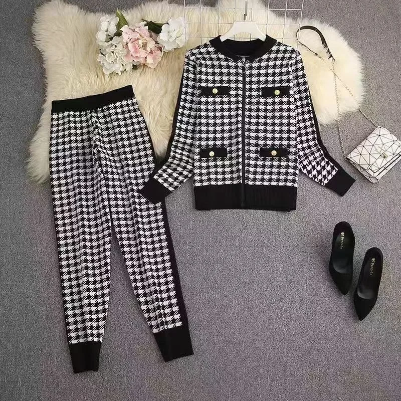 Женский трикотажный костюм с принтом «гусиная лапка»
Женский трикотажный костюм с принтом «гусиная лапка»