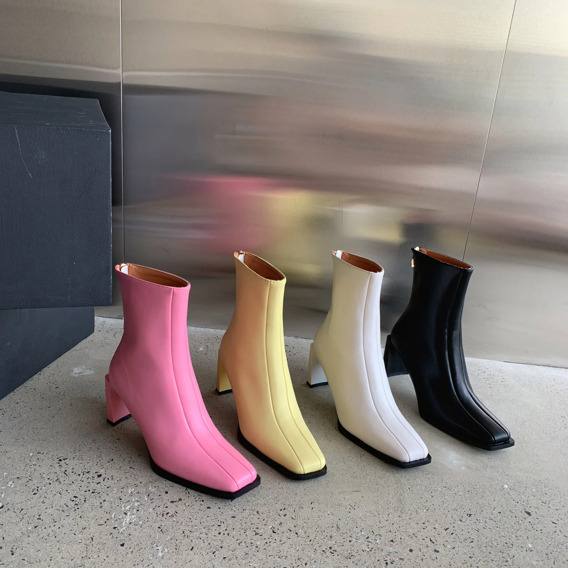 Женские ботинки на высоком каблуке, на молнии, с круглым носком, осенне-зимняя обувь, сапоги-женские роскошные дизайнерские резиновые ботил... 
Женские ботинки на высоком каблуке, на молнии, с круглым носком, осенне-зимняя обувь, сапоги-женские роскошные дизайнерские резиновые ботил...